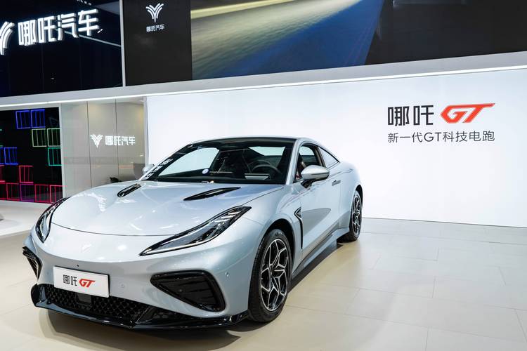 广州50哪吒汽车在智能汽车领域的表现，领途汽车在新能源汽车市场中的影响力